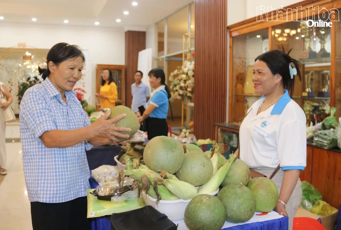 Khách hàng tìm hiểu, mua sắm các loại nông sản.