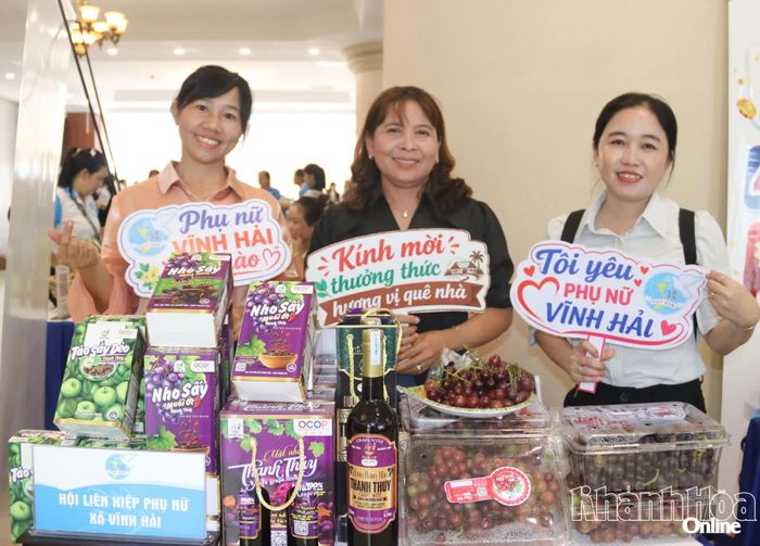 Các sản phẩm đặc trưng của địa phương được Hội Liên hiệp Phụ nữ xã Vĩnh Hải trưng bày, giới thiệu tại chương trình.