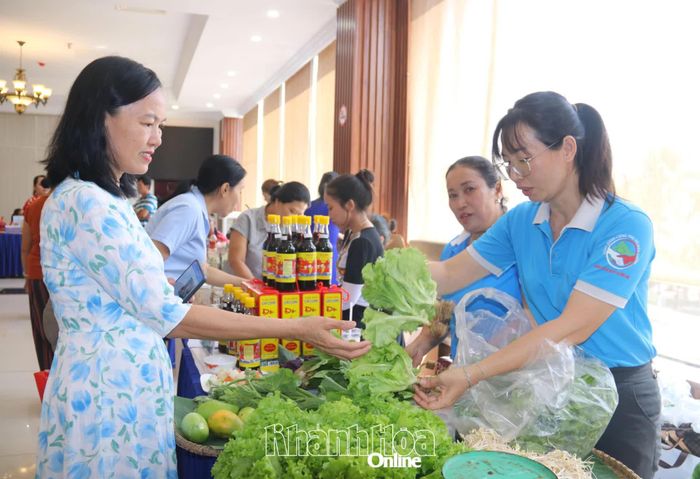Người dân mua sắm tại chương trình. 