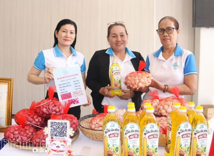 Các nông sản địa phương được Hội Liên hiệp Phụ nữ xã Vạn Hưng giới thiệu tại chương trình.