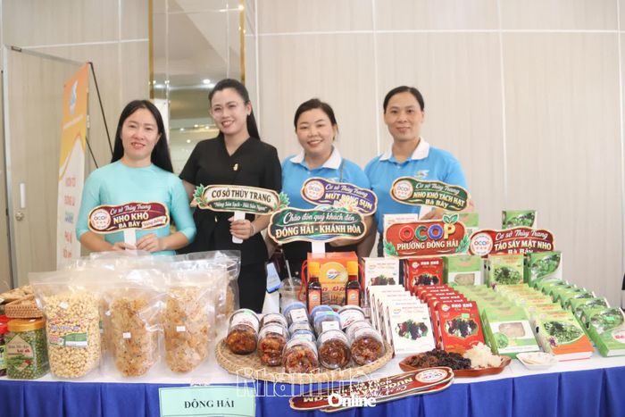 Các gian hàng trưng bày đa dạng sản phẩm.