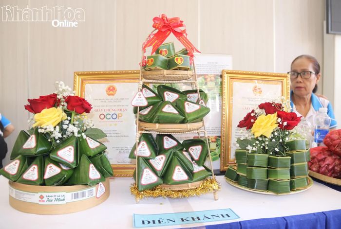 Các loại bánh đặc trưng của địa phương được trưng bày tại chương trình. 