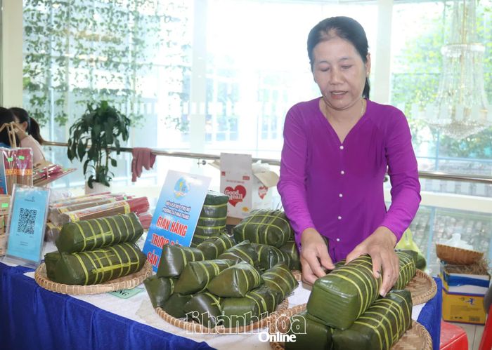 Các loại bánh được bày bán tại chương trình.