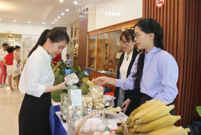 Các mặt hàng chế biến sẵn thu hút sự quan tâm của khách tham quan, mua sắm.