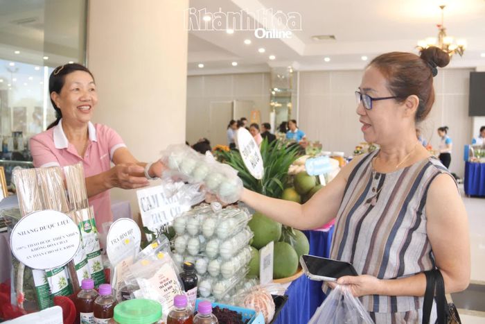 Người dân mua sản phẩm của một hợp tác xã tham gia chương trình.
