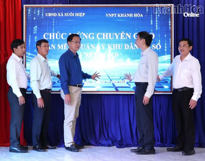 Lãnh đạo xã Suối Hiệp và VNPT Khánh Hòa bấm nút triển khai thử nghiệm phần mềm.