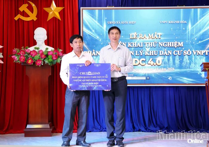 Lãnh đạo VNPT Khánh Hòa chuyển giao phần mềm Quản lý khu dân cư số VNPT DC 4.0 cho lãnh đạo xã Suối Hiệp.