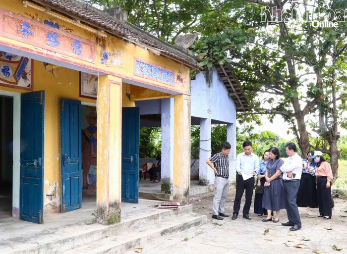 Đoàn giám sát khảo sát tại di tích Đình Phước Tuy (xã Diên Thọ).