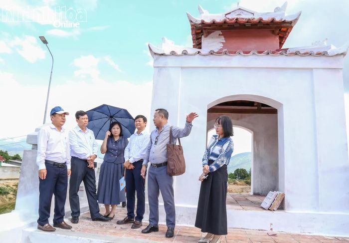 Đoàn giám sát khảo sát việc tu bổ, tôn tạo di tích Thành cổ Diên Khánh (xã Diên Khánh).