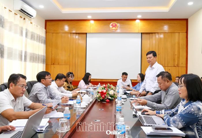 Ông Nguyễn Quang Nhật - Trưởng Ban Văn hóa - Xã hội HĐND tỉnh phát biểu tại buổi làm việc với 2 địa phương.