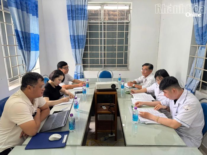 Đoàn giám sát làm việc với Trạm Y tế xã Suối Hiệp.
