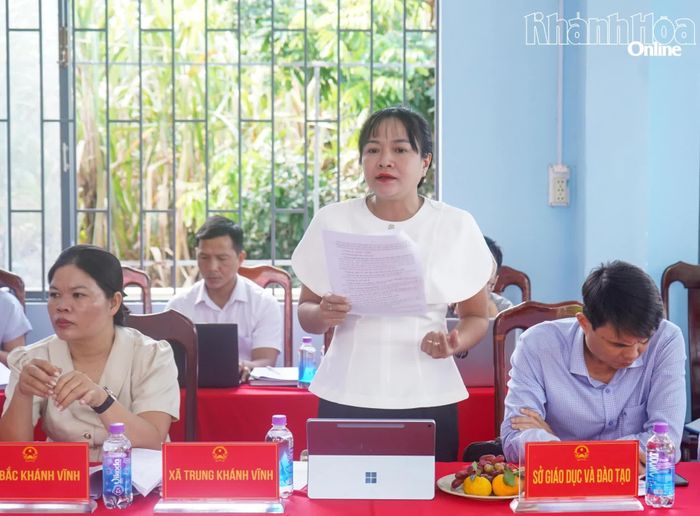 Lãnh đạo xã Trung Khánh Vĩnh báo cáo tại buổi làm việc.