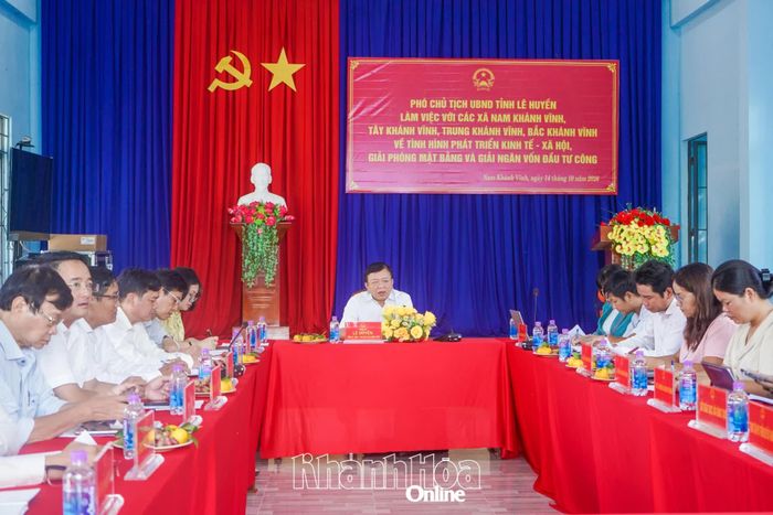 Quang cảnh buổi làm việc.