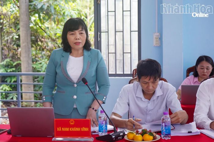 Lãnh đạo xã Nam Khánh Vĩnh báo cáo tại buổi làm việc.