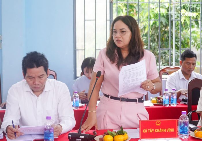 Lãnh đạo xã Tây Khánh Vĩnh báo cáo tại buổi làm việc.