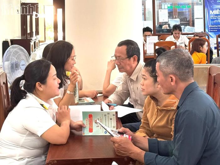 Cán bộ thuế hỗ trợ hộ kinh doanh nắm rõ quy trình về thủ tục hành chính thuế.