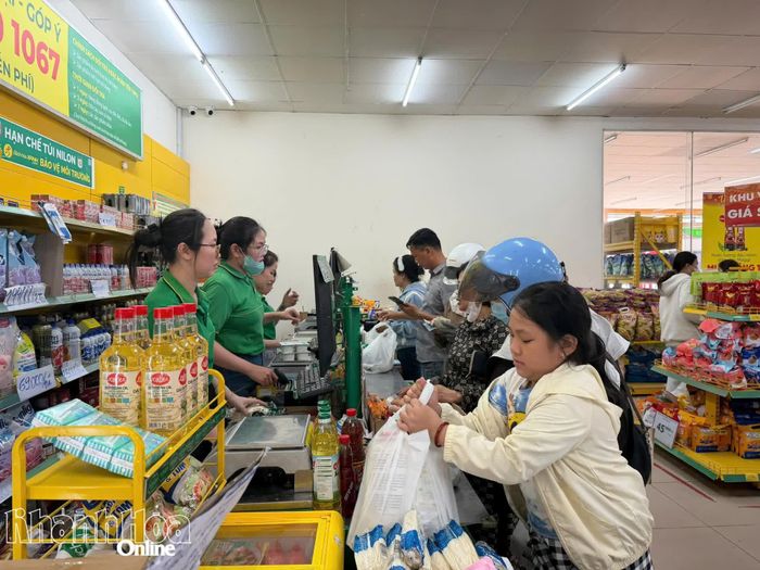 Khách hàng mua hàng tại cửa hàng Bách hóa xanh (phường Bảo An).