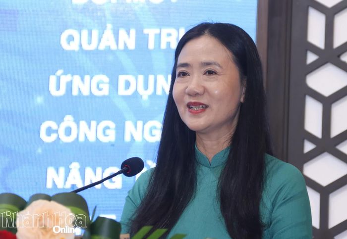 Bà Nguyễn Quỳnh Nga - Phó Chủ tịch Ủy ban MTTQ Việt Nam tỉnh, Chủ tịch Hội Liên hiệp Phụ nữ tỉnh phát biểu khai mạc diễn đàn.