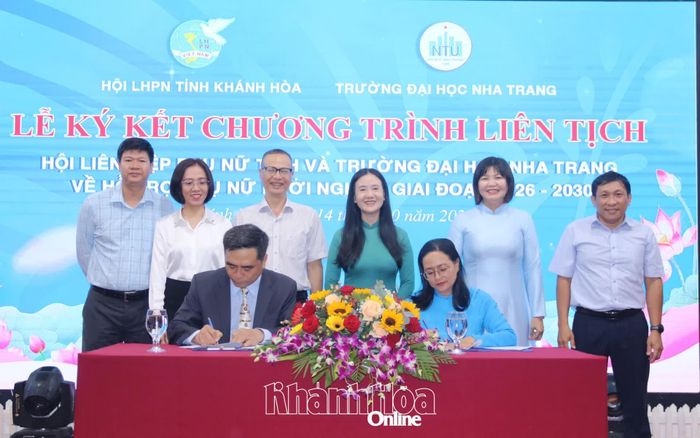Lãnh đạo Hội Liên hiệp Phụ nữ tỉnh và Trường Đại học Nha Trang ký kết chương trình liên tịch hỗ trợ phụ nữ khởi nghiệp.