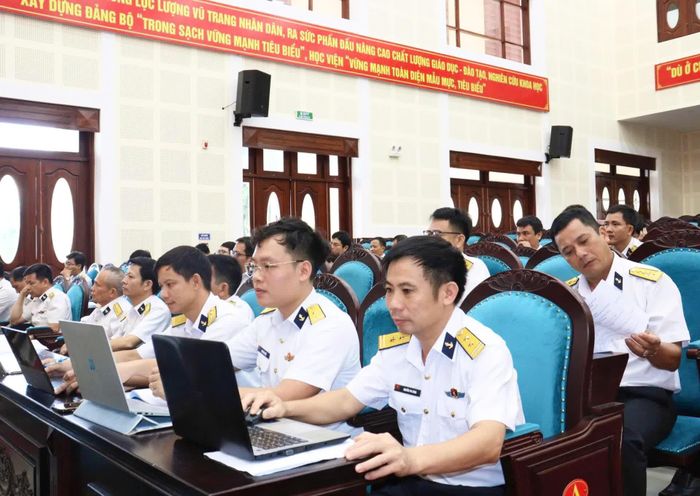 Cán bộ tham gia tập huấn các nội dung chuyên đề.