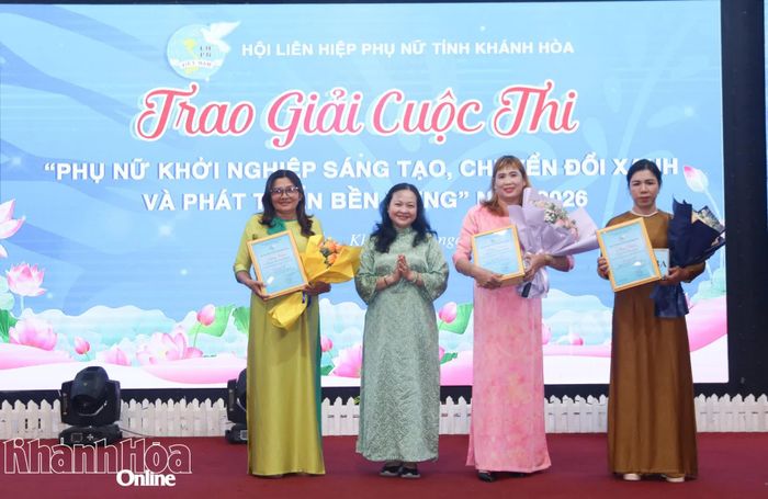 Lãnh đạo Sở Khoa học và Công nghệ trao giải ba cho các cá nhân.