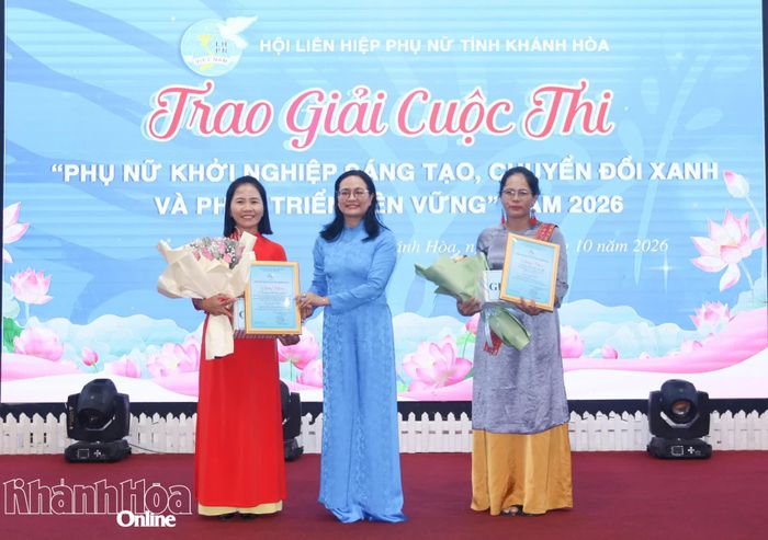 Lãnh đạo Hội Liên hiệp Phụ nữ tỉnh trao giải nhì cho các cá nhân.