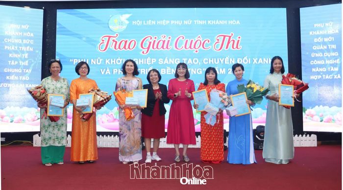 Các cá nhân đoạt giải khuyến khích tại cuộc thi.