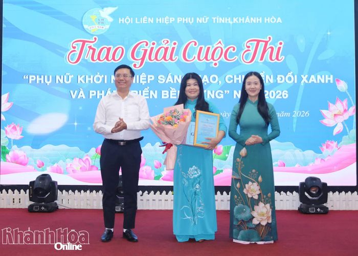 Lãnh đạo Ủy ban MTTQ Việt Nam tỉnh và Hội Liên hiệp Phụ nữ tỉnh trao giải nhất cho bà Trần Thị Vương Uyên.
