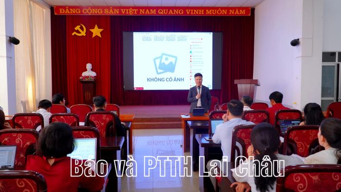 Giảng viên Học viện Báo chí và Tuyên truyền giảng dạy tại lớp tập huấn.