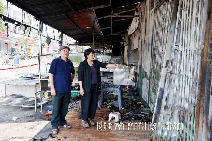 Ban Quản lý chợ Trung tâm thương mại phối hợp với tổ dân phố số 10 nắm thông tin kiểm tra hiện trường.