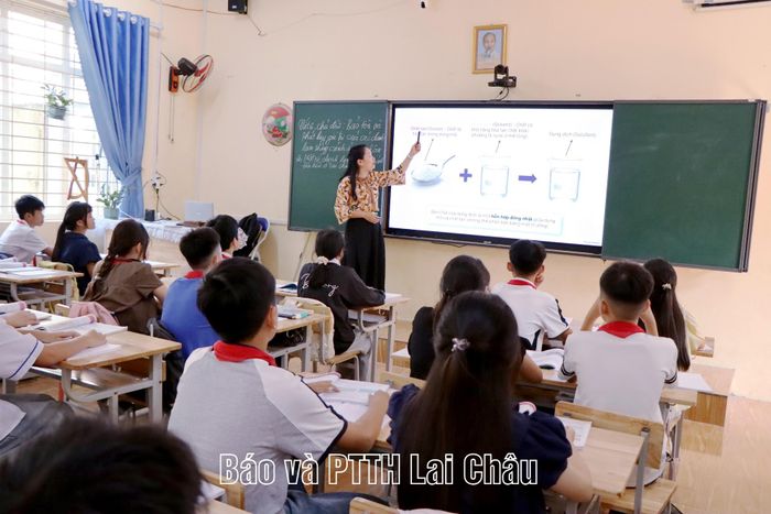 Giáo viên và học sinh trường Tiểu học và THCS Phong Thổ ứng dụng hệ thống máy tính bảng trong giảng dạy và học tập.
