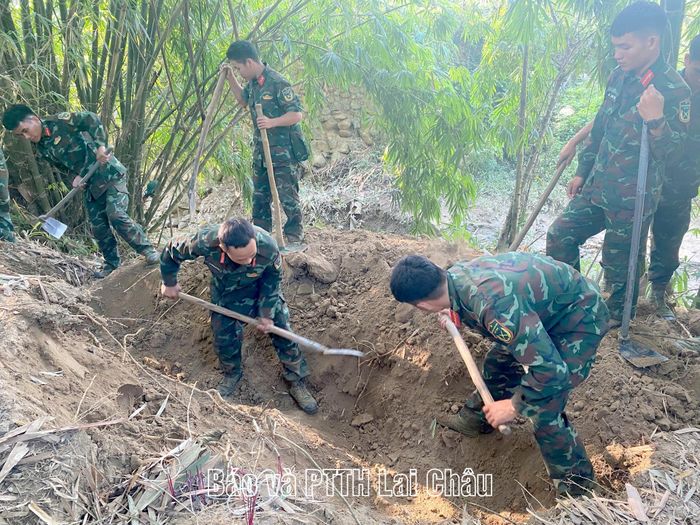 Cán bộ, chiến sĩ lực lượng vũ trang tỉnh và dân quân xã Phong Thổ tổ chức tìm kiếm hài cốt liệt sĩ tại tổ dân phố Pa So.