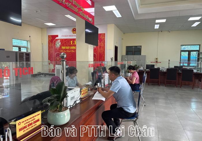 Công chức Trung tâm Phục vụ hành chính công xã Bình Lư giải quyết TTHC cho người dân. 