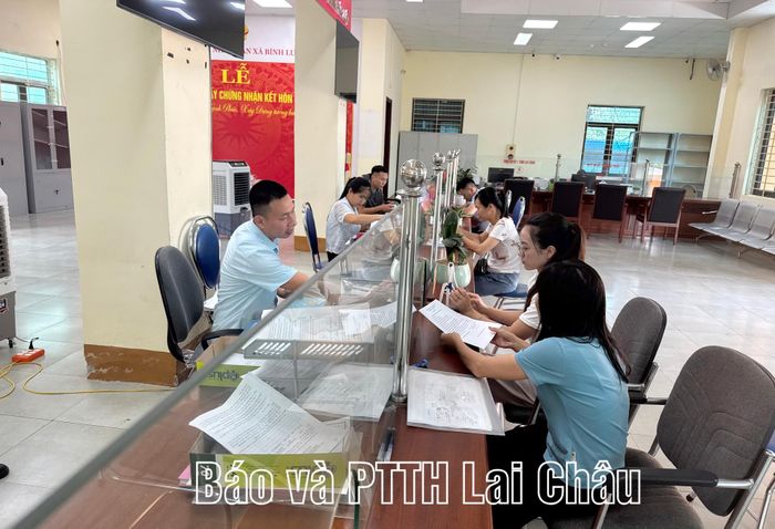 Công chức Trung tâm Phục vụ hành chính công xã Bình Lư giải quyết TTHC nhanh gọn, chính xác nhận được hài lòng của người dân.