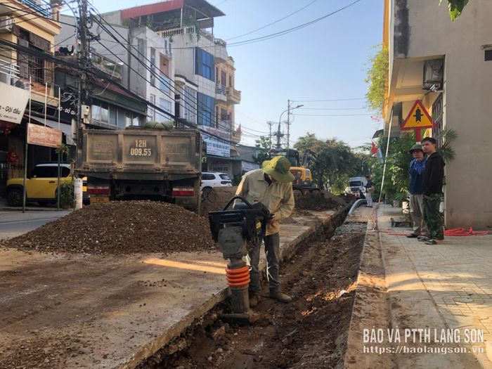 Công nhân xử lý nền thi công tuyến dẫn nước đường Lê Hồng Phong