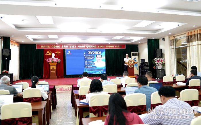 Giảng viên của Công ty Điện lực Lạng Sơn trình bày, hướng dẫn về những quy định của Luật Điện lực tại lớp bồi dưỡng