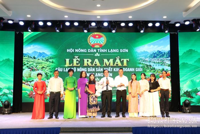 Lãnh đạo Hội Nông dân tỉnh trao quyết định và tặng hoa chúc mừng Câu lạc bộ Nông dân sản xuất, kinh doanh giỏi cấp tỉnh