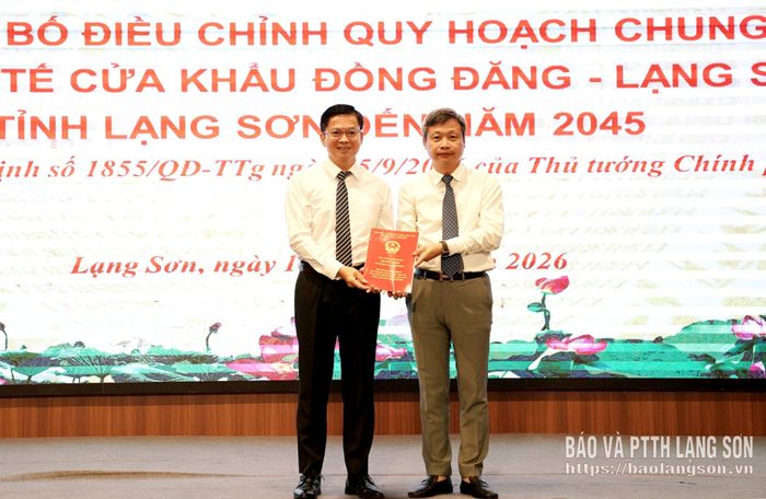 Đại diện Bộ Xây dựng trao Quyết định của Thủ tướng Chính phủ phê duyệt điều chỉnh Quy hoạch chung Khu KTCK Đồng Đăng - Lạng Sơn đến năm 2045 cho lãnh đạo UBND tỉnh