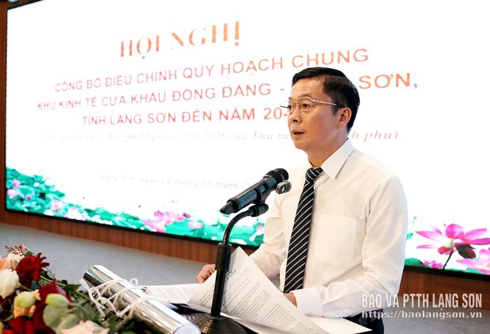 Đồng chí Đinh Hữu Học, Ủy viên Ban Thường vụ Tỉnh ủy, Phó Chủ tịch Thường trực UBND tỉnh phát biểu tại hội nghị