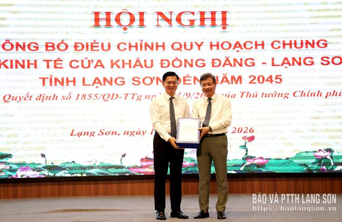 Đại diện Bộ Xây dựng trao hồ sơ điều chỉnh Quy hoạch chung Khu KTCK Đồng Đăng - Lạng Sơn đến năm 2045 cho lãnh đạo UBND tỉnh