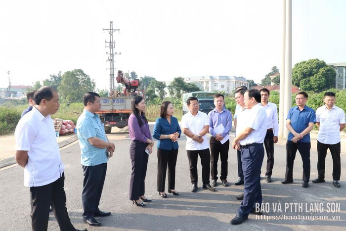 Các đồng chí lãnh đạo tỉnh và thành viên đoàn khảo sát thảo luận về vị trí các địa điểm đề xuất thực hiện dự án