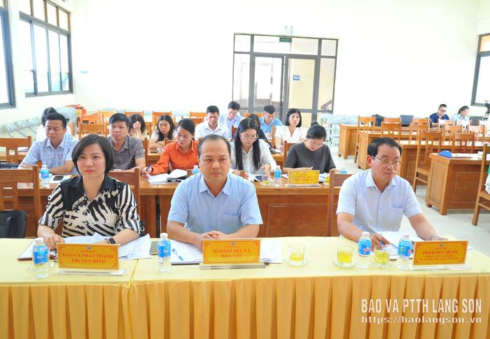Các đại biểu tham dự hội nghị tiếp xúc cử tri