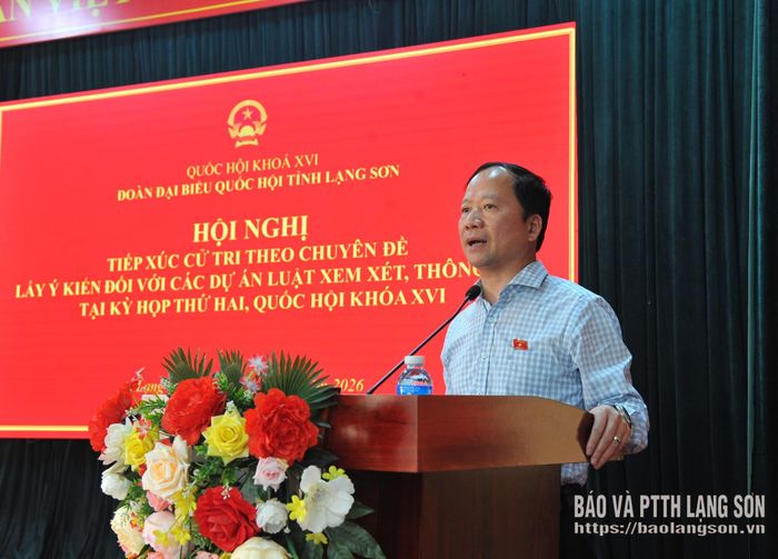 Đồng chí Nguyễn Đặng Ân, Phó Trưởng Đoàn ĐBQH tỉnh phát biểu tại hội nghị tiếp xúc cử tri
