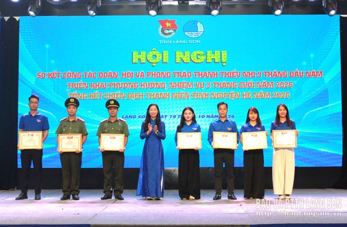 Lãnh đạo Tỉnh đoàn trao Bằng khen cho các cá nhân có thành tích xuất sắc trong triển khai Chiến dịch Thanh niên tình nguyện Hè năm 2026