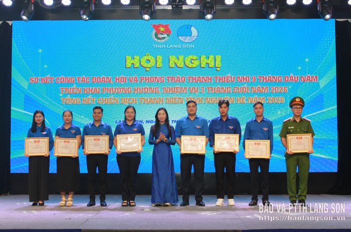 Lãnh đạo Tỉnh đoàn trao Bằng khen cho các tập thể có thành tích xuất sắc trong triển khai Chiến dịch Thanh niên tình nguyện Hè năm 2026
