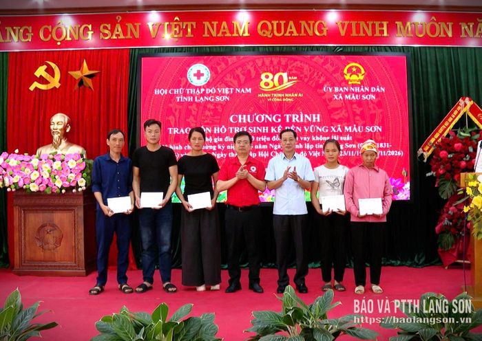 Lãnh đạo Ủy ban MTTQ Việt Nam tỉnh và Hội Chữ thập đỏ tỉnh trao vốn hỗ trợ sinh kế bền vững cho các hộ dân tại xã Mẫu Sơn