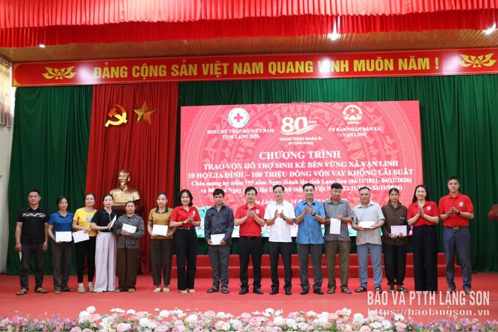 Các đại biểu trao vốn hỗ trợ sinh kế bền vững cho các hộ dân tại xã Vạn Linh