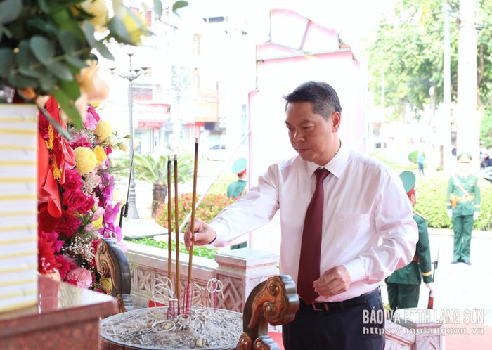 Đồng chí Đoàn Thanh Sơn, Phó Chủ tịch UBND tỉnh, Trưởng Ban Chỉ đạo Đại hội TDTT tỉnh lần thứ X dâng hương tại khuôn viên lưu niệm Chủ tịch Hồ Chí Minh