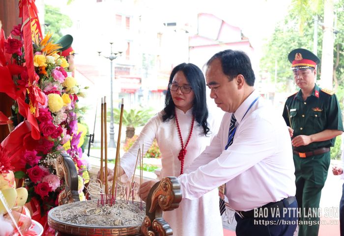 Các đại biểu dâng hương tại khuôn viên lưu niệm Chủ tịch Hồ Chí Minh
