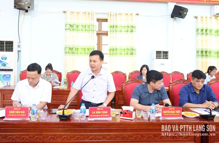 Lãnh đạo xã Công Sơn báo cáo tại buổi kiểm tra